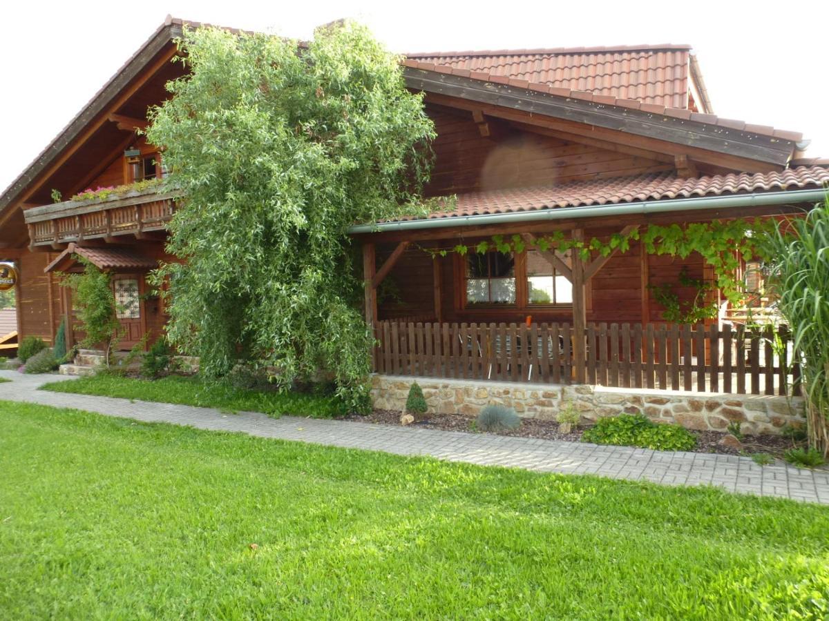 Restaurace Vraz Otel Trhové Sviny Dış mekan fotoğraf